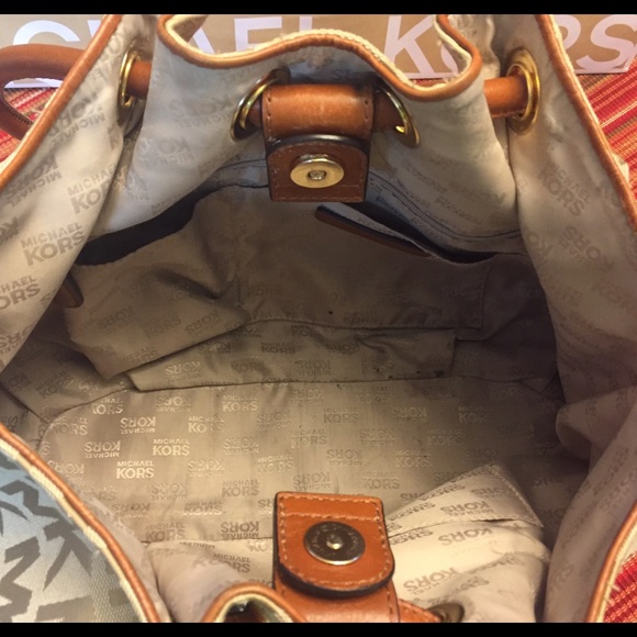 Pre loved Authentic Michael Kors bag. Must see! - Picture 3 of 4