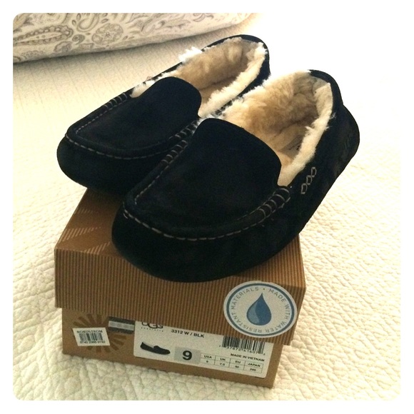 UGG ANSLEY BLACK SLIPPERS