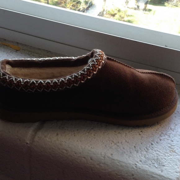 Ugg slipper size 9 woman's