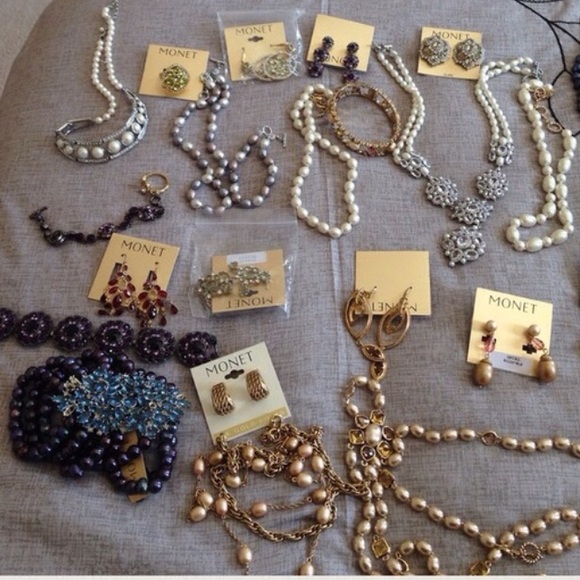 Assortment of Monet jewelry - Picture 1 of 4