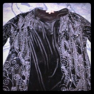 Womans Dressy Top W/Shiny design.