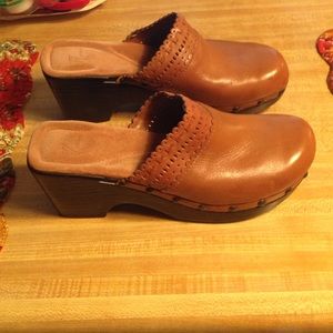 NWOT White Mountain Leather Clogs