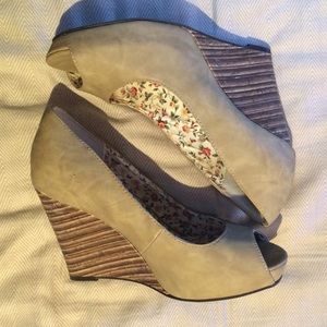 Kenneth Cole wedge peep toe heel sz 7.5