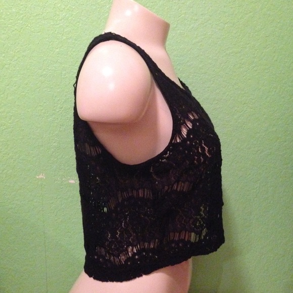 Black laced sleeveless crop top - Picture 3 of 4