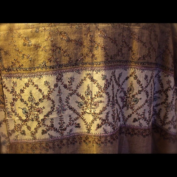 100% cashmere scarf with full hand embroidery