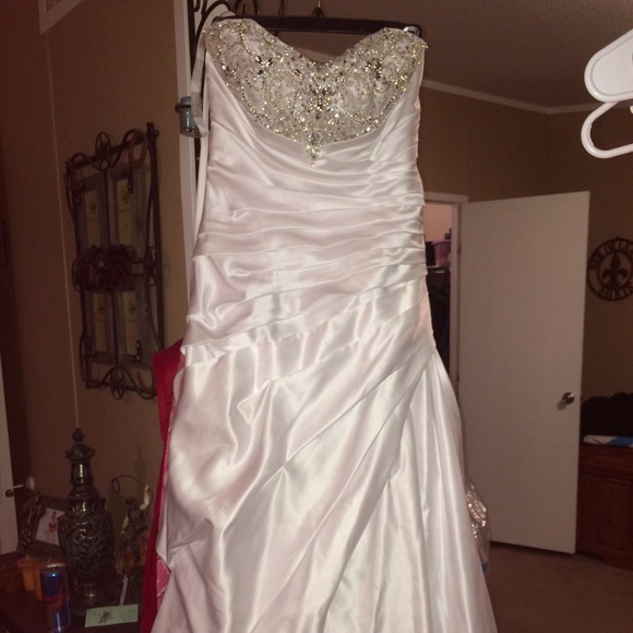 Wedding dress - Picture 3 of 3