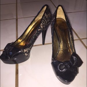 Open toe beige and black Guess pumps