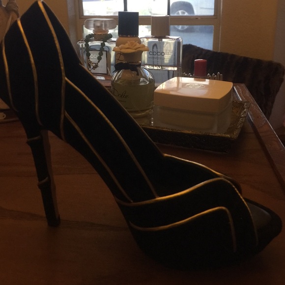 New Bcbg peep toe shoe