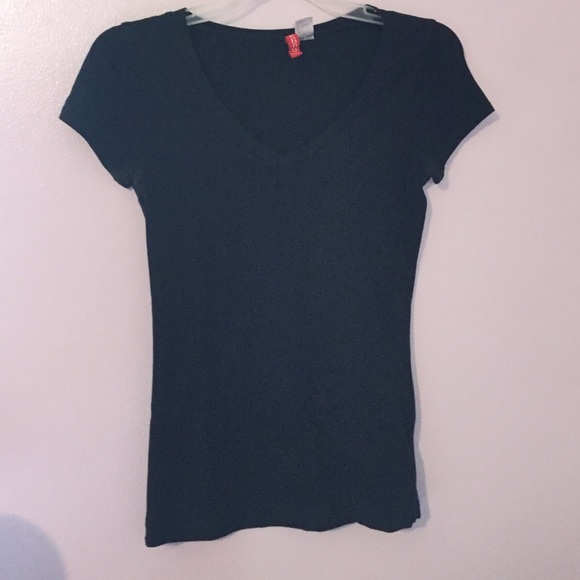 H&M Tops - ⬇️ Price Drop ⬇️ Black v-neck