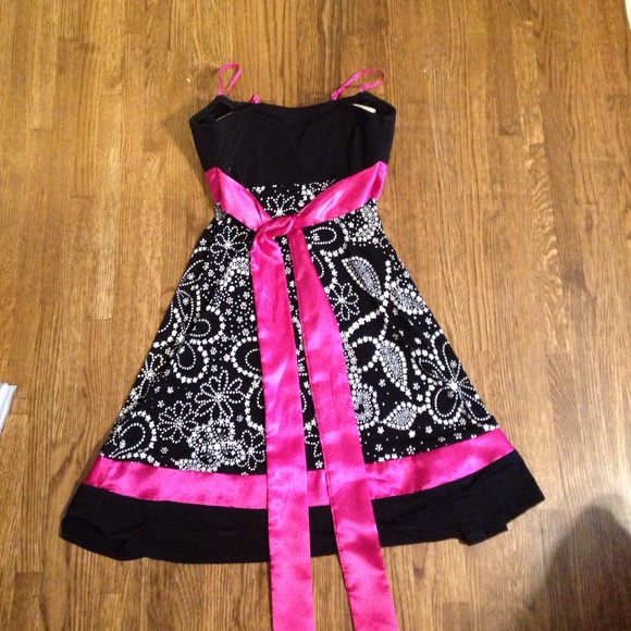 Dress - Picture 3 of 3