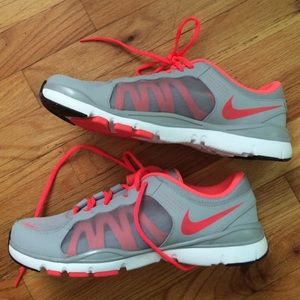 New nike sneakers never worn, CLEAN soles