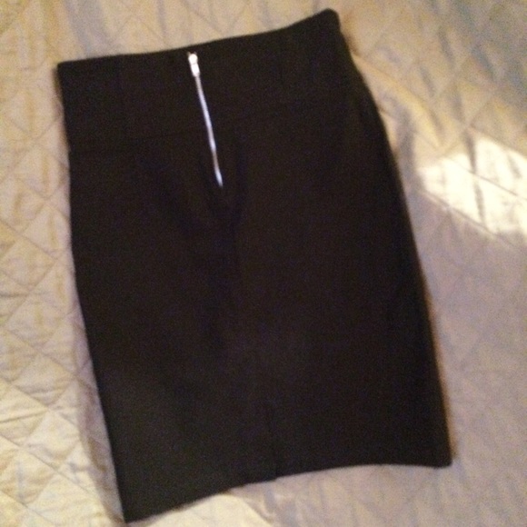 NWOT Stretch mini skirt with exposed zipper - Picture 3 of 4