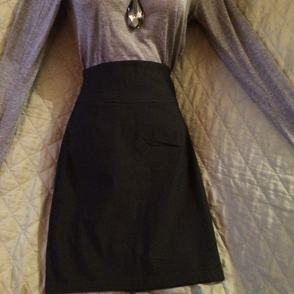 NWOT Stretch mini skirt with exposed zipper - Picture 4 of 4