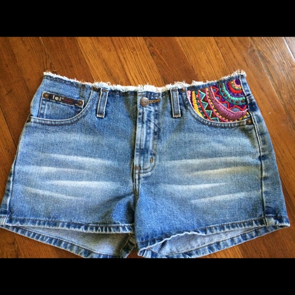 Hand embroidered high waist Jean shorts - Picture 2 of 4