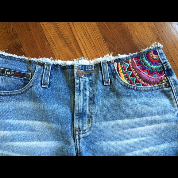 Hand embroidered high waist Jean shorts - Picture 3 of 4