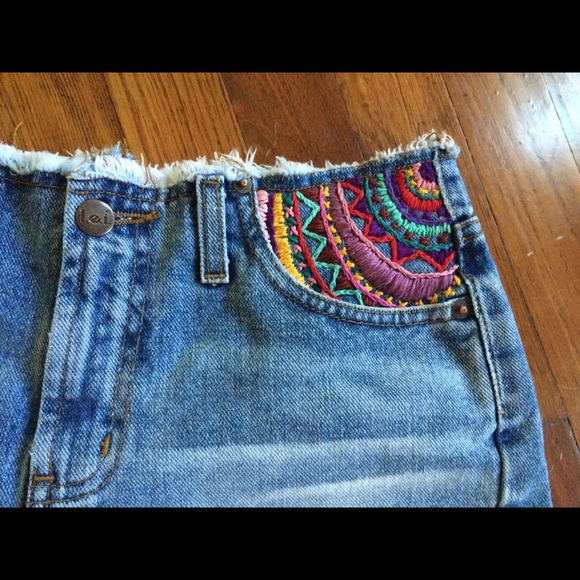 Hand embroidered high waist Jean shorts - Picture 4 of 4