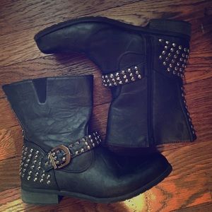 Moto Style mid-shin boots! So hot!