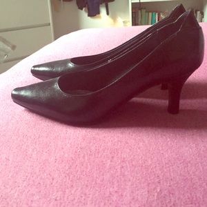 Life Stride Navy pump