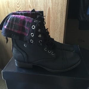 Brand new: Combat boots with pink plaid