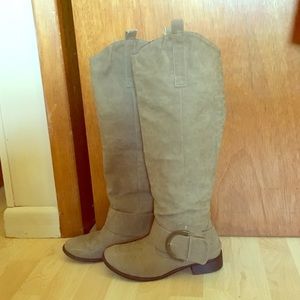 Cute tan boots!