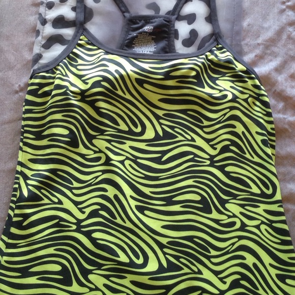 Sports bra W/bonus workout tank - Picture 2 of 4