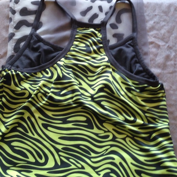 Sports bra W/bonus workout tank - Picture 3 of 4