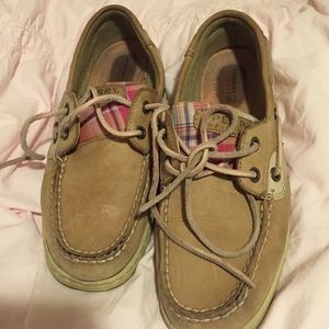 size 7 sperrys w pink plaid details