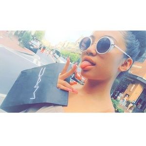 Meet your Posher, Lloyd