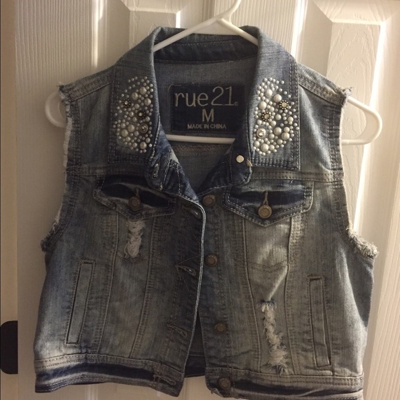 Sleeveless short denim jacket