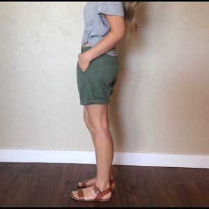 Olive Boyfriend Roll-up shorts
