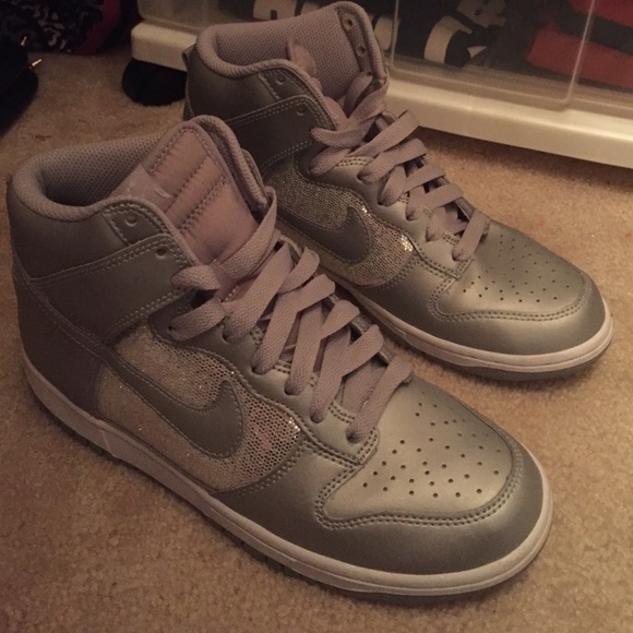 Women's high top silver/grey Nike's.