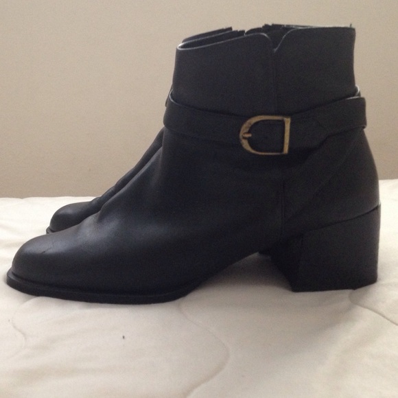 90s Black chunk heel booties