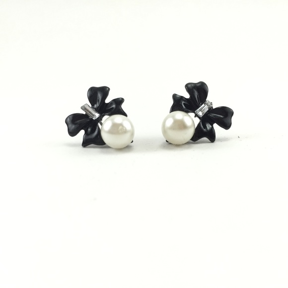 Boutique Jewelry - 🎉BLOWOUT SALE🎉 Black Bow Pearl Earrings NWT