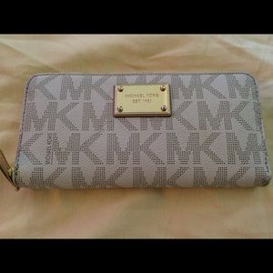 Michael kors wallet