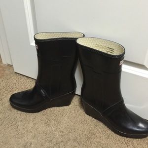 Hunter Kellan Black Wedge Boots