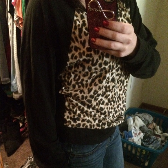 VS Pink long sleeve cheetah print - Picture 3 of 3