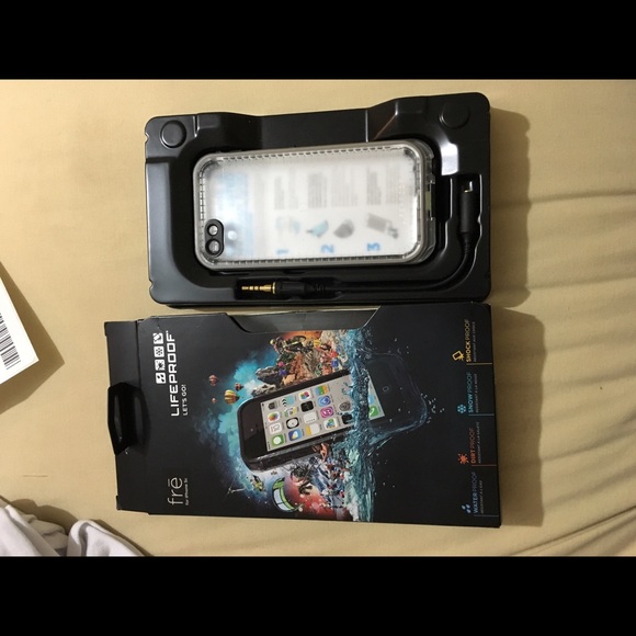 Frē Lifeproof case for iPhone 5c - Picture 3 of 4