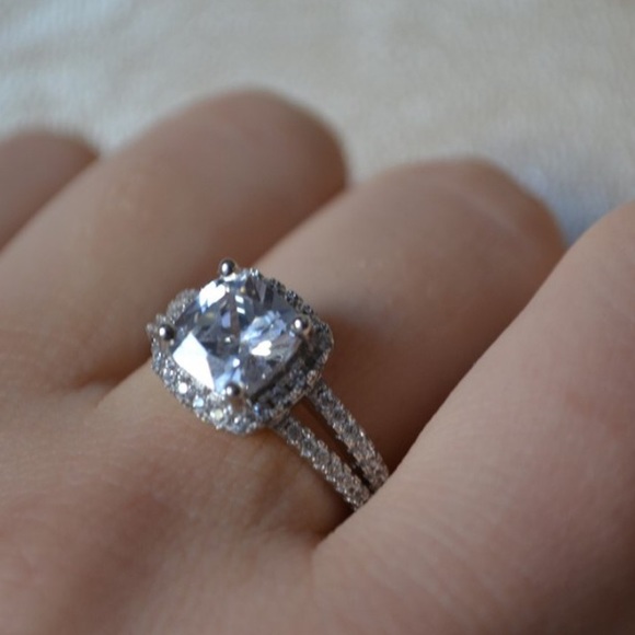 Jewelry - Dazzling diamond simulant