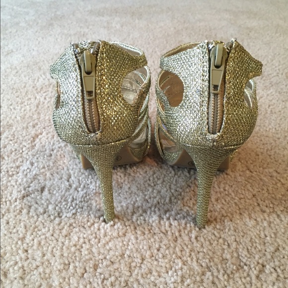 🚫SOLD IN BUNDLE!🚫Gold glitter heels w/ zipper - Picture 3 of 4
