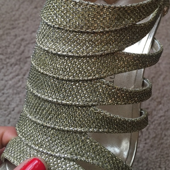 🚫SOLD IN BUNDLE!🚫Gold glitter heels w/ zipper - Picture 4 of 4
