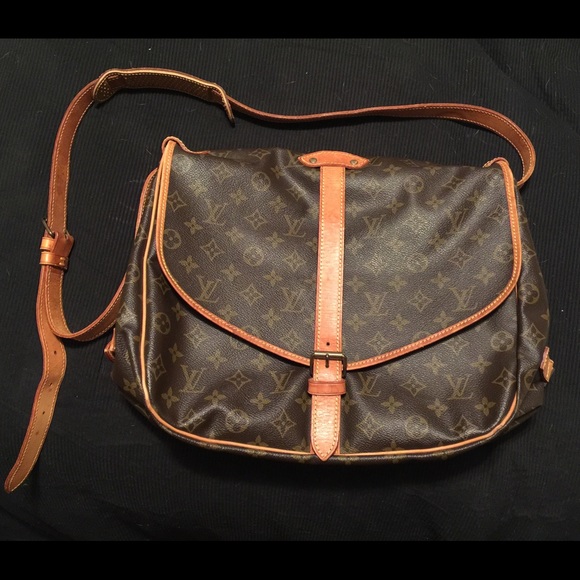 LOUIS VUITTON Saumur 35 Messenger Cross Body Bag.