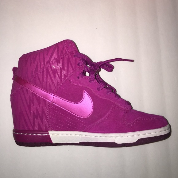 nike donne schiacciare sky hi stampa scheda scarpe poshmark nike donne schiacciare sky hi stampa scheda scarpe poshmark