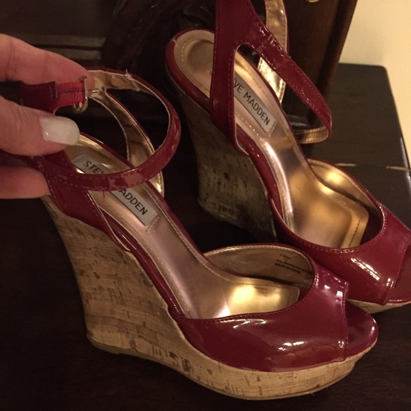 Red patent leather wedges