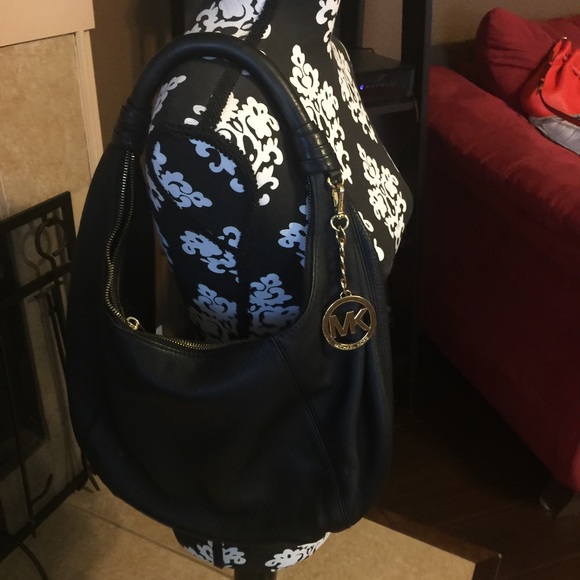Shoulder bag perfect conditions super cute on hold