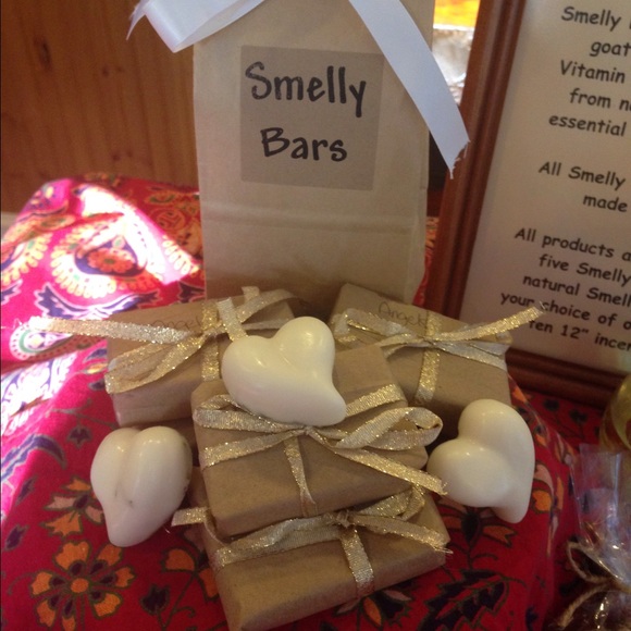 MEET YOUR POSHER AND INTRODUCING MY SMELLY BARS💜 - Picture 2 of 4