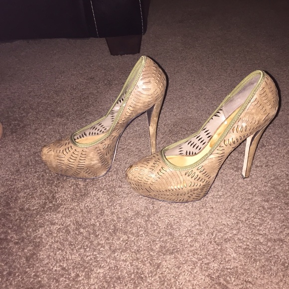 Olive/brown heel w/leaf like patterned design