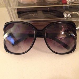 Sunglasses trade with kara