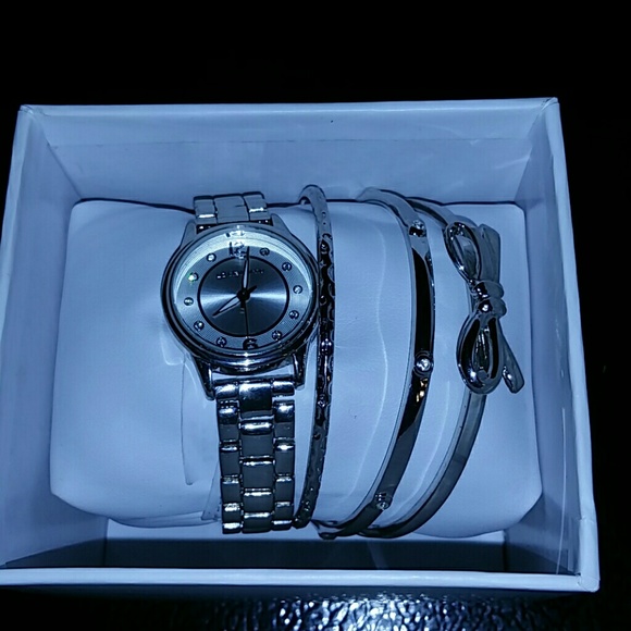 🎉Liz Claiborne Watch /3 Bangle Set 🎉HOST PICK🎉