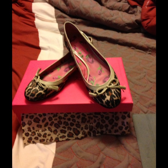 Betsy Johnson leopard flats