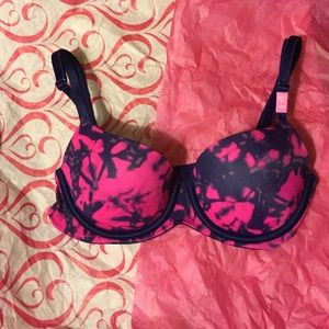 Wear everywhere lightly lined pink VS bra